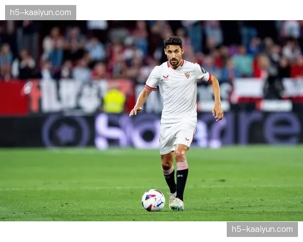 塞维利亚纳瓦斯边路经验，老将轮休时机需权衡比赛重要性